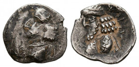 REINO PERSA, Pakor II. Obolo. (Ar. 0,58g/11mm). Siglo I a.C. (Alram 590). Anv: Busto barbado con el pelo largo a izquierda. Rev: Busto barbado con el ...