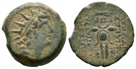 REINO SELEUCIDA, Cleopatra Thea y Antiochos VIII. Ae18. (Ae. 4,65g/18mm). 125-121 a.C. (HGC 9, 1191). Anv: Busto masculino radiado a derecha. Rev: Toc...