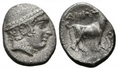 TRACIA, Ainos. Dióbolo. (Ar. 1,15g/12mm). 435-405 a.C. (HGC 3.2, 1274). Anv: Cabeza de Hermes con casco a derecha. Rev: Cabra parada a derecha, encima...