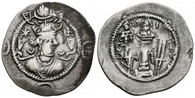 IMPERIO SASANIDA, Kavad I. Dracma. (Ar. 3,96g/29mm). 498-531 d.C. WYH (Veh-Ardaxs). (Göbl III/2). Anv: Anv: Busto coronado de Kavad I a derecha dentro...