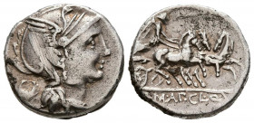 GENS MALLIA. Denario. (Ar. 3,85g/16mm). 111-110 a.C. Roma. (FFC 834; Crawford 299/1b). Anv: Cabeza de Roma con casco a derecha, detrás círculo. Rev: V...