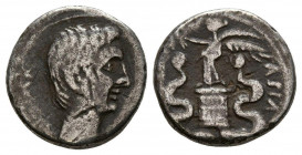 AUGUSTO. Quinario. (Ar. 1,48g/12mm). 29-28 a.C. Ceca italiana incierta. (RIC 276). Anv: Cabeza de Augusto a derecha, alrededor leyenda: CAESAR IMP VII...