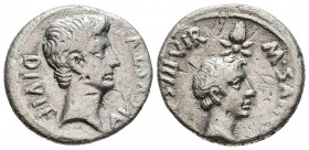 AUGUSTO y JULIO CESAR. Denario. (Ar. 3,60g/19mm). 17 a.C. Roma. (RIC 338). Anv: Cabeza de Augusto a derecha, alrededor leyenda: DIVI F AVGVSTVS. Rev: ...