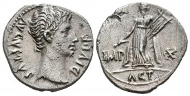 AUGUSTO. Denario. (Ar. 3,53g/19mm). 15-13 a.C. Lugdunum. (RIC 171a). Anv: Cabeza de Augusto a derecha, alrededor leyenda: AVGVSTVS DIVI F. Rev: Apollo...