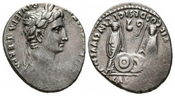 AUGUSTO. Denario. (Ar. 3,78g/19mm). 2 a.C.-4 d.C. Roma. (RIC 207). Anv: Busto laureado de Augusto a derecha, alrededor leyenda: CAESAR AVGVSTVS DIVI F...