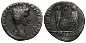 AUGUSTO. Denario. (Ar. 3,52g/18mm). 2 a.C.-4 d.C. Roma. (RIC 207). Anv: Busto laureado de Augusto a derecha, alrededor leyenda: CAESAR AVGVSTVS DIVI F...