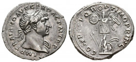 TRAJANO. Denario. (Ar. 3,49g/20mm). 103-111 d.C. Roma. (RIC 147). Anv: Busto laureado de Trajano a derecha con drapeado sobre hombro izquierdo, alrede...