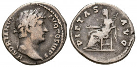 ADRIANO. Denario. (Ar. 3,31g/18mm). 134-138 d.C. Roma. (RIC 260). Anv: Cabeza laureada de Adriano a derecha, alrededor leyenda: HADRIANVS AVG COS III ...