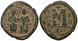 JUSTINO II y SOFIA. Follis. (Ae. 12,18g/33mm). 565-578 d.C Antioquía. (Seaby 379). Anv: Justino II y Sofia sentados de frente coronados y con cetro, a...