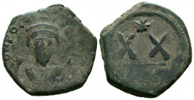 PHOCAS. 1/2 Follis. (Ae. 6,39g/24mm). 602-610 d.C. Constantinopla. (Seaby 644). Anv: Busto coronado de frente con cetro, alrededor leyenda. Rev: XX, e...