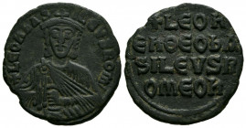LEON VI. Follis. (Ae. 6,16g/25mm). 886-912 d.C. Constantinopla. (Seaby 1729). Anv: Busto drapeado y con corona de León VI de frente, alrededor leyenda...