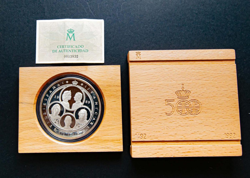JUAN CARLOS I (1975-2014). 10.000 Pesetas. (Ar. 168,75g/73mm). Quinto Centenario...