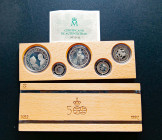 JUAN CARLOS I (1975-2014). Estuche completo compuesto por 5 monedas en plata de valores comprendidos entre 2000 y 100 Pesetas. Quinto Centenario. 1989...