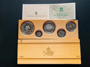 JUAN CARLOS I (1975-2014). Estuche completo compuesto por 5 monedas en plata de valores comprendidos entre 2000 y 100 Pesetas. Quinto Centenario. 1989...