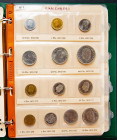 JUAN CARLOS I (1975-2014). Bonita colección formada por más de 300 monedas repartidas en 2 álbumes y 25 Sets de la FNMT (1996,1997, 1998, 1999 y 2000)...