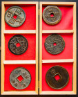 CHINA. Conjunto de 12 monedas en bronce de grandes dimensiones, de épocas diversas y todas diferentes. El conjunto se completa con 2 álbumes compuesto...