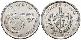 CUBA. 20 Pesos. (Ar. 25,93g/38mm). 1979. Cumbre en la Habana de los Paises No Alineados. (Km#44). SC. Raya en anverso.
