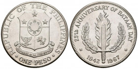 FILIPINAS. 1 Peso. (Ar. 26,52g/38mm). 1967. 25º Aniversario de Bataan Day. (Km#195). EBC+.