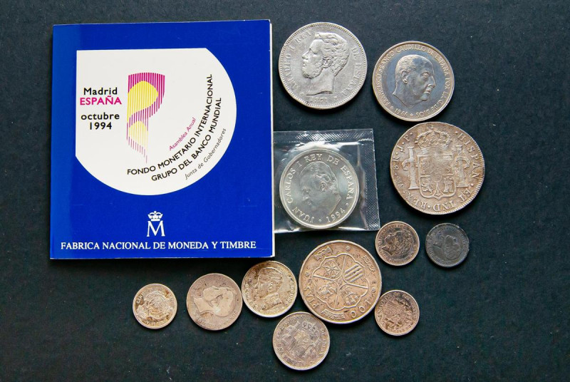 ESPAÑA. Interesante conjunto de 13 monedas en plata de diferentes módulos y époc...
