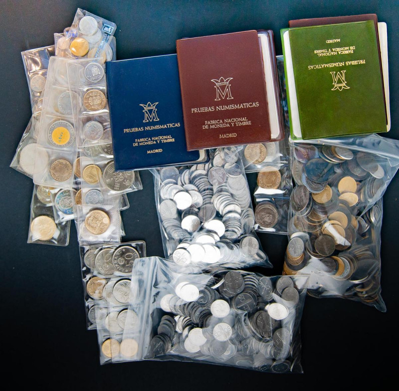 ESPAÑA. Conjunto formado por centenares de monedas españolas de diferentes perio...