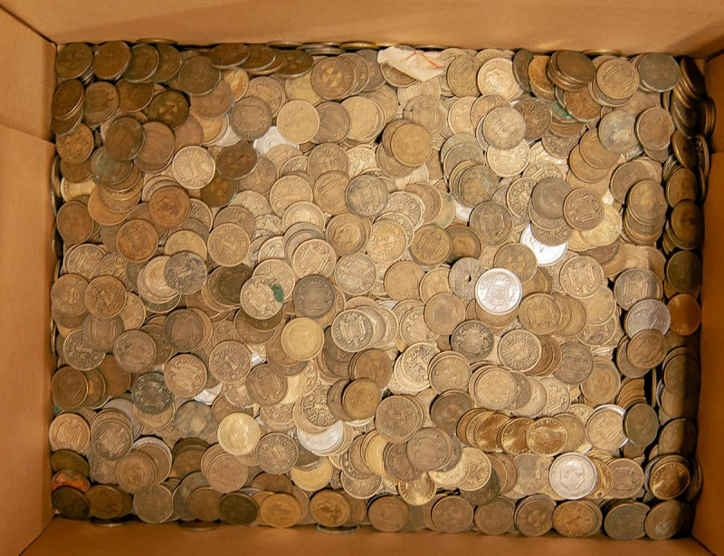 ESPAÑA. Conjunto formado por centenares de monedas principalmente del Estado Esp...