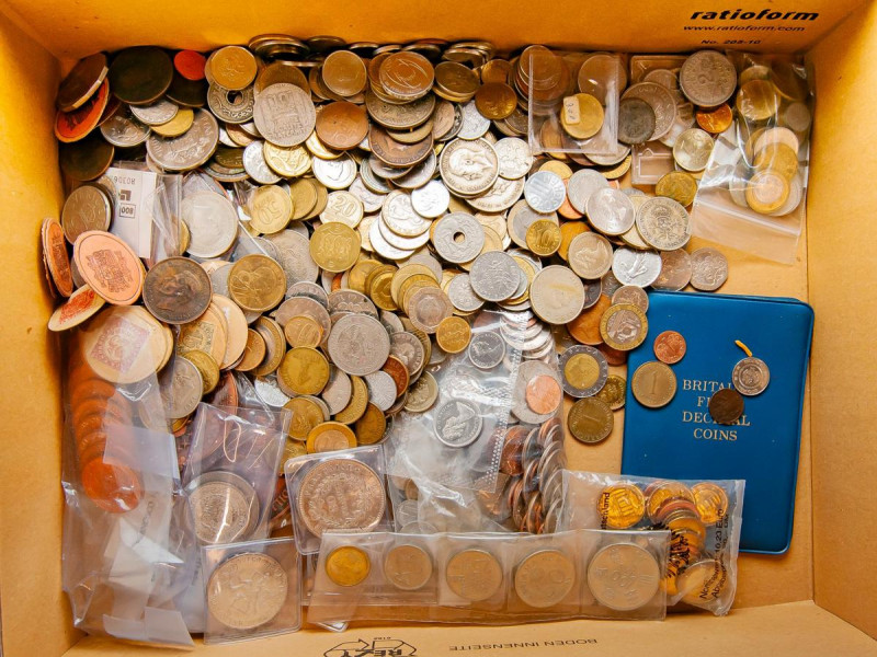 Interesante conjunto formado por cientos de monedas y medallas tanto españolas c...