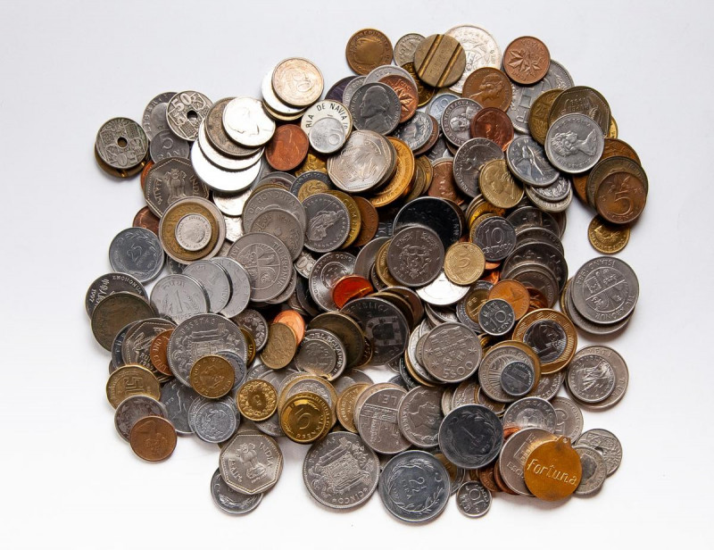 Lote compuesto por varios centenares de monedas extranjeras y españolas con una ...