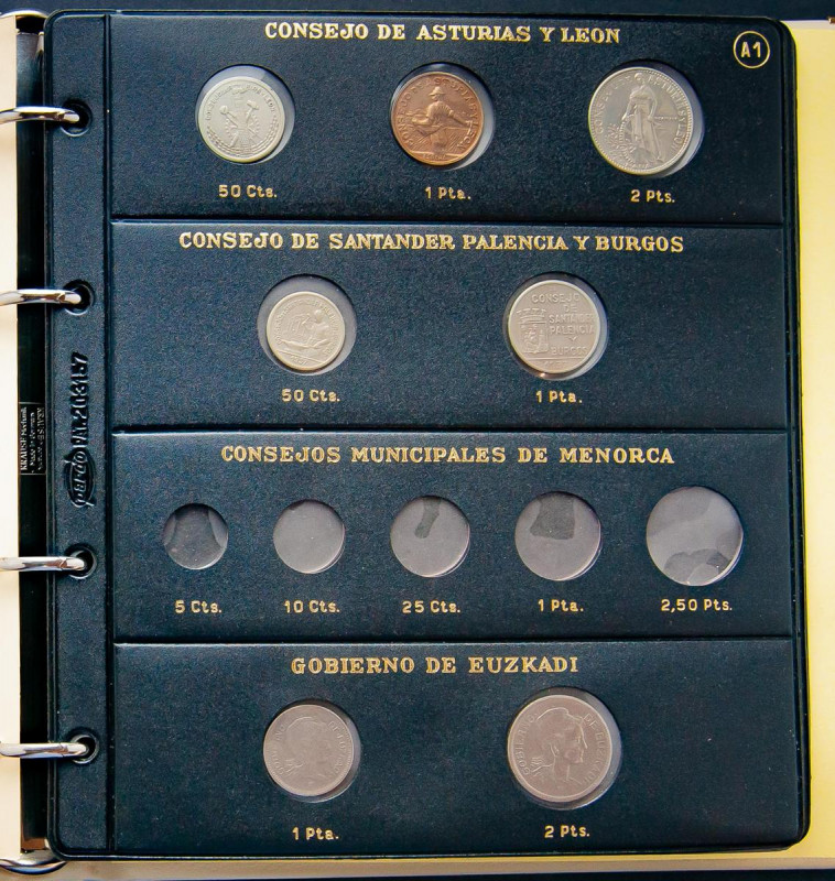Interesante y extensa colección compuesta por centenares de monedas y presentada...