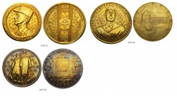 FRANKREICH
Königreich und Republik. 5. Republik, 1959-. Vergoldete Bronzemedaille o. J. (1969). Lot von drei Exemplaren. Auf General de Gaulle und Ge...