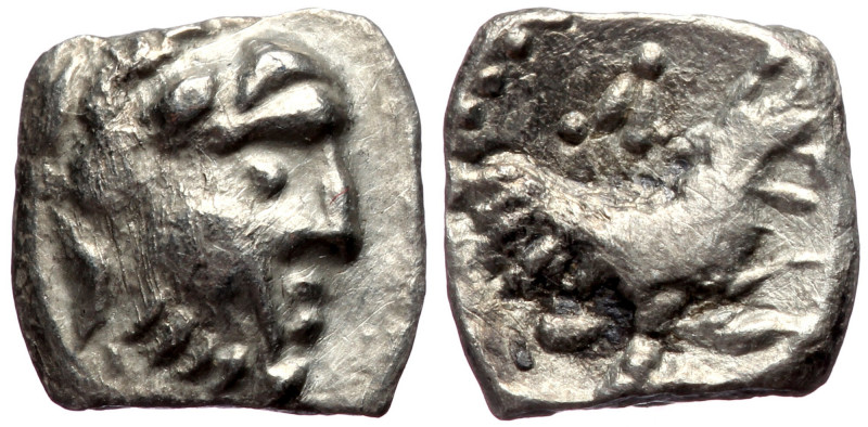 Lycaonia, Laranda AR obol (Silver, 0,40g, 8mm) 324-323 BC.
Obv: Head of Herakles...