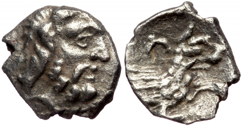 Lycaonia, Laranda AR obol (Silver 0,56g 10mm) 324-323 BC.
Obv: Head of Herakles ...