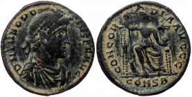 Theodosius I (379-395), Constantinopolis, AE follis (Bronze, 18,4 mm, 2,14 g), 378-383. Obv: D N THEODO - SIVS P F AVG, earl-diademed, draped and cuir...