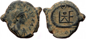 Theodosius II (402-450), Constantinopolis, AE nummus (Bronze, 14,1 mm, 1,40 g), 445-450. Obv: [D N THE]ODOSIVS P F AVG, pearl-diademed and draped bust...