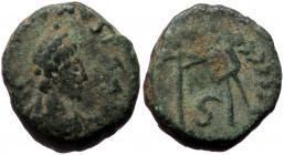 Marcian (450-457), Constantinopolis, AE nummus (Bronze, 10,8 mm, 1,44 g). Barbarian imitation (?) Obv: [D N MARCIA]NVS P F AVG, pearl-diademed, draped...