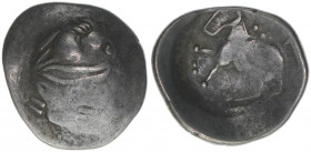 Tetradrachme, ca.100 BC
Ostkelten. Sattelkopfpferd - Schüsselform. 7,57g
OTA 300/8
ss