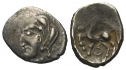 Gallien. Bituriges.

 Quinar (Silber).
Vs: Kopf links.
Rs: Pferde nach links stehend, darüber Zweig, darunter Kreis mit zentraler Kugel.

16 mm....
