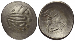 Ostkelten. Muntenien. Typ 'Sattelkopf'.

 Tetradrachme (Silber).
Vs: Stark stilisierter Kopf des Zeus mit Lorbeerkranz rechts.
Rs: Stark stilisier...