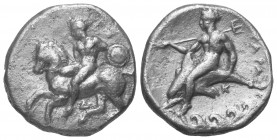 Kalabrien. Tarent.

 Didrachme oder Nomos (Silber). Ca. 355 - 340 v. Chr.
Vs: Nackter Jüngling mit Helm, Schild und Speer auf Pferd nach links reit...