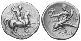 Kalabrien. Tarent.

 Didrachme oder Nomos (Silber). Ca. 281 - 272 v. Chr.
Vs: Krieger zu Pferde mit Schild und Speer nach rechts reitend; im Feld l...