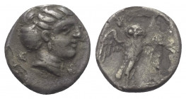 Lukanien. Velia.

 Diobol (Silber). Ca. 300 - 280 v. Chr.
Vs: Kopf einer Nymphe mit Sakkos rechts.
Rs: Eule mit gespreizten Flügeln frontal auf Ze...
