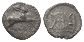 Bruttium. Rhegion.

 Litra (Silber). Ca. 480 - 462 v. Chr.
Vs: Hase nach rechts springend.
Rs: REC (retrograd).

10 mm. 0,70 g. 

HN Italy 247...