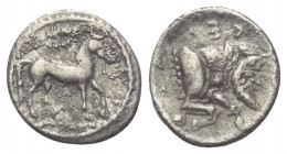 Sizilien. Gela.

 Litra (Silber). Ca. 465 - 450 v. Chr.
Vs: Pferd mit Zaumzeug nach rechts stehend, darüber Kranz.
Rs: Vorderteil des androkephale...