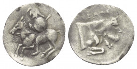 Sizilien. Gela.

 Hemilitron (Silber). Ca. 430 - 425 v. Chr.
Vs: Reiter zu Pferde mit Schild und Speer nach links galoppierend.
Rs: Vorderteil des...