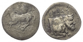 Sizilien. Gela.

 Hemilitron (Silber). Ca. 430 - 425 v. Chr.
Vs: Reiter zu Pferde mit Schild und Speer nach links galoppierend.
Rs: Vorderteil des...