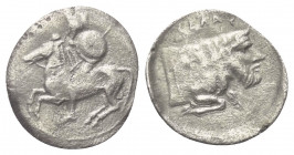Sizilien. Gela.

 Hemilitron (Silber). Ca. 430 - 425 v. Chr.
Vs: Reiter zu Pferde mit Schild und Speer nach links galoppierend.
Rs: Vorderteil des...