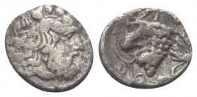 Sizilien. Naxos.

 Litra (Silber). Ca. 415 - 403 v. Chr.
Vs: Kopf des bärtigen Dionysos mit Efeukranz links.
Rs: Weintraube mit Blättern.

11 mm...