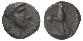 Sizilien. Segesta.

Bronze. Ca. 390 - 380 v. Chr.
Vs: Kopf der Aigiste rechts.
Rs: Hund nach rechts stehend.

11 mm. 1,93 g.

HGC - (vgl. 2, 1...