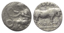 Sizilien. Selinous.

 Litra (Silber). Ca. 410 v. Chr.
Vs: Nymphe eine Schlange in ihrer Hand haltend auf Fels nach links sitzend.
Rs: Androkephale...