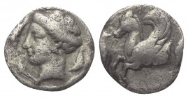 Sizilien. Syrakus. Timoleon und 3. Demokratie (343 - 317 v. Chr.).

 Hemidrachme (Silber).
Vs: Weiblicher Kopf links; in den Feldern drei Delfine....