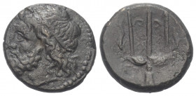 Sizilien. Syrakus. Hieron II. (275 - 215 v. Chr.).

 Bronze. Ca. 240 - 215 v. Chr.
Vs: Kopf des Poseidon mit Tainia links.
Rs: Dreizack, seitlich ...